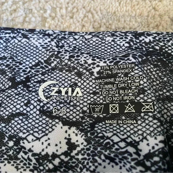 Zyia Active Light n Tight Cobra Metallic Thigh Pocket Black White Leggings: 6-8 - Picture 6 of 11